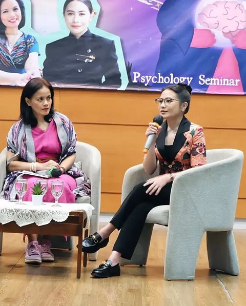 Inspirasi outfit baju kantor ala Prilly Latuconsina. (sumber: Instagram/prillylatuconsina96)