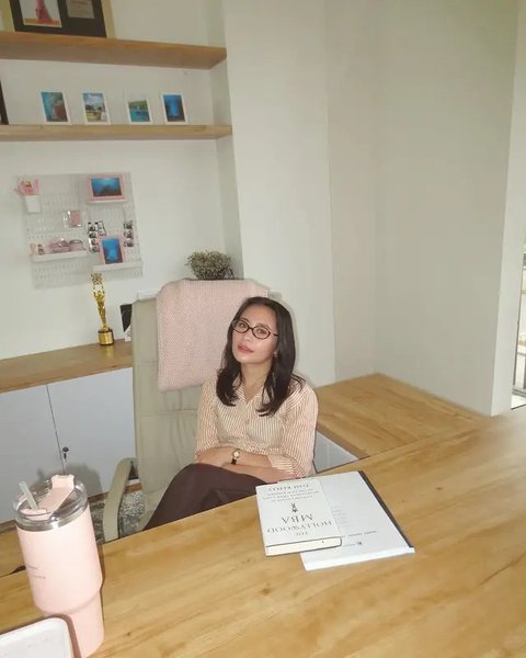 Inspirasi outfit baju kantor ala Prilly Latuconsina. (sumber: Instagram/prillylatuconsina96)
