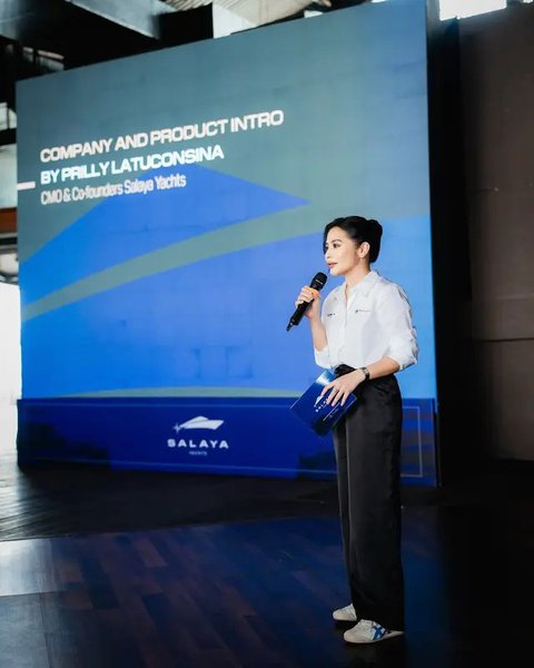 Inspirasi outfit baju kantor ala Prilly Latuconsina. (sumber: Instagram/prillylatuconsina96)