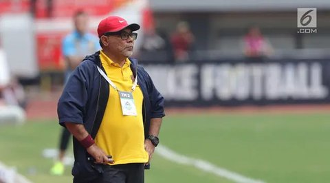 Pelatih Persija Jakarta, Thomas Doll berpelukan dengan pelatih PSM Makassar, Bernardo Tavares pada laga pekan ke-20 BRI Liga 1 2022/2023 di Stadion Patriot Candrabhaga, Bekasi, Rabu (25/1/202