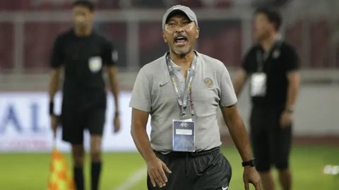Pelatih Persija Jakarta, Thomas Doll berpelukan dengan pelatih PSM Makassar, Bernardo Tavares pada laga pekan ke-20 BRI Liga 1 2022/2023 di Stadion Patriot Candrabhaga, Bekasi, Rabu (25/1/202