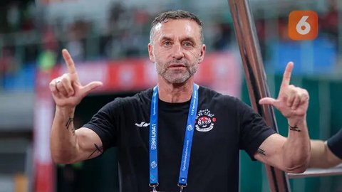 Pelatih Persija Jakarta, Thomas Doll berpelukan dengan pelatih PSM Makassar, Bernardo Tavares pada laga pekan ke-20 BRI Liga 1 2022/2023 di Stadion Patriot Candrabhaga, Bekasi, Rabu (25/1/202