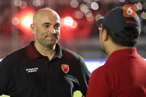 Pelatih Persija Jakarta, Thomas Doll berpelukan dengan pelatih PSM Makassar, Bernardo Tavares pada laga pekan ke-20 BRI Liga 1 2022/2023 di Stadion Patriot Candrabhaga, Bekasi, Rabu (25/1/202