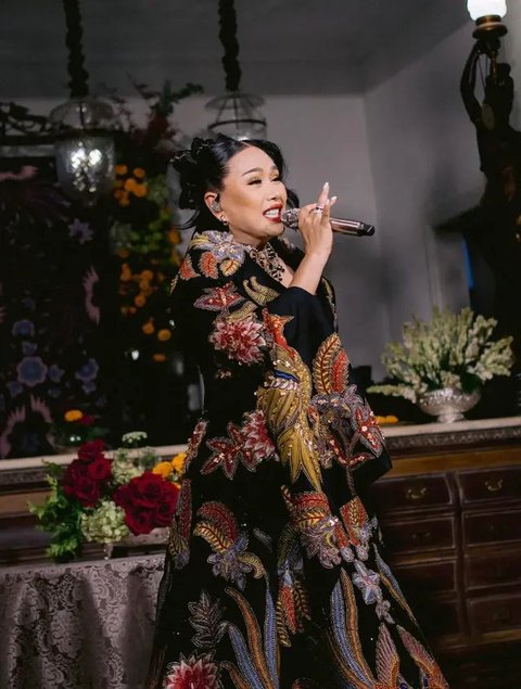 6 Outfit Manggung Titi DJ, Elegan dan Penuh Pesona di Usia 59 Tahun (sumber: Instagram/teamtitidj)