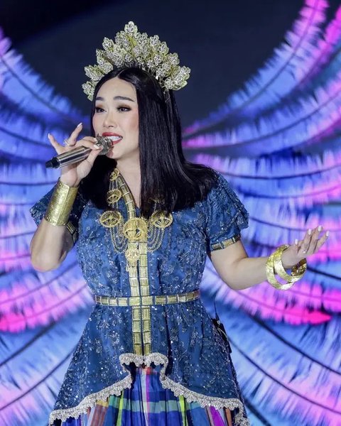 6 Outfit Manggung Titi DJ, Elegan dan Penuh Pesona di Usia 59 Tahun (sumber: Instagram/teamtitidj)