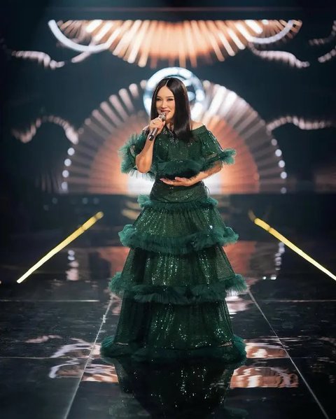 6 Outfit Manggung Titi DJ, Elegan dan Penuh Pesona di Usia 59 Tahun (sumber: Instagram/teamtitidj)