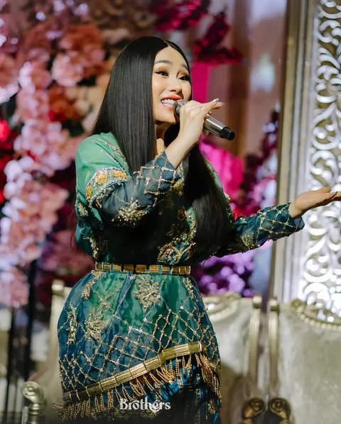 6 Outfit Manggung Titi DJ, Elegan dan Penuh Pesona di Usia 59 Tahun (sumber: Instagram/teamtitidj)