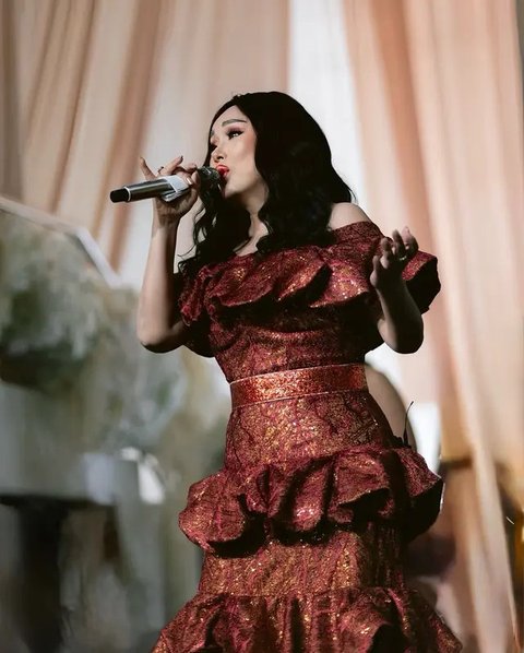 6 Outfit Manggung Titi DJ, Elegan dan Penuh Pesona di Usia 59 Tahun (sumber: Instagram/teamtitidj)