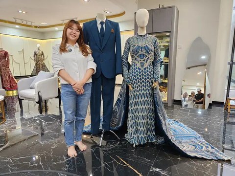 Penampakan gaun pengantin Sendy Aulia, istri dari bek Timnas Indonesia, Rizky Ridho. (Bola.com/Wahyu Pratama)