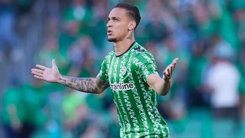 Ekspresi kecewa ditunjukkan pemain Real Betis, Antony setelah timnya gagal menjuarai UEFA Conference League akibat kalah dari Chelsea dalam laga final yang berlangsung di Tarczynski Arena, Wr
