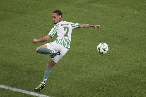 Ekspresi kecewa ditunjukkan pemain Real Betis, Antony setelah timnya gagal menjuarai UEFA Conference League akibat kalah dari Chelsea dalam laga final yang berlangsung di Tarczynski Arena, Wr