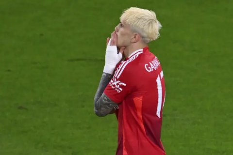 Ekspresi kecewa pemain Manchester United, Alejandro Garnacho setelah timnya kebobolan oleh Brentord dalam laga lanjutan Liga Inggris 2024/2025 di Gtech Community Stadium, London, Inggris, Min