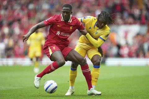 Pelatih Real Madrid, Xabi Alonso, berbicara dengan para pemainnya dalam pertandingan Grup H Piala Dunia Antarklub antara Real Madrid dan Al Hilal di Miami Gardens, Florida, Rabu, 18 Juni 2