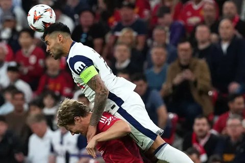 Pelatih Real Madrid, Xabi Alonso, berbicara dengan para pemainnya dalam pertandingan Grup H Piala Dunia Antarklub antara Real Madrid dan Al Hilal di Miami Gardens, Florida, Rabu, 18 Juni 2