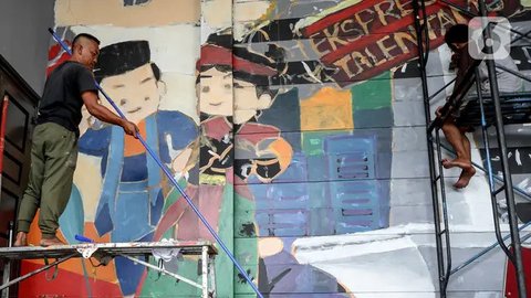 Dalam pelatihan, setiap peserta diajarkan beragam teknik mural, mulai dari dinding, gravity dan ekshibisi. (Liputan6.com/Herman Zakharia)
