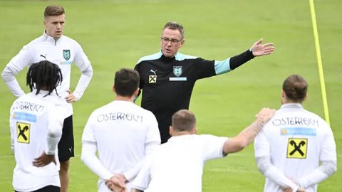 Sementara Timnas Austria makin percaya diri dengan kehadiran pelatih anyar mereka yang baru saja meninggalkan Manchester United, Ralf Rangnick. (AFP/APA/Robert Jaeger)