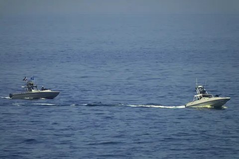 Kapal-kapal berlabuh di lepas pantai Dubai, Uni Emirat Arab, Jumat, 19 Mei 2023. (AP/Jon Gambrell)