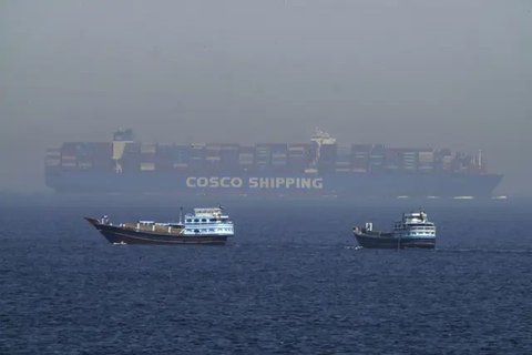 Kapal-kapal berlabuh di lepas pantai Dubai, Uni Emirat Arab, Jumat, 19 Mei 2023. (AP/Jon Gambrell)