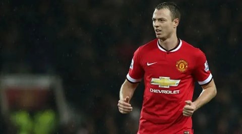 Jonny Evans bermain cukup tangguh mengawal lini belakang MU. Ia juga rajin membantu serangan. (AFP/Paul Ellis)