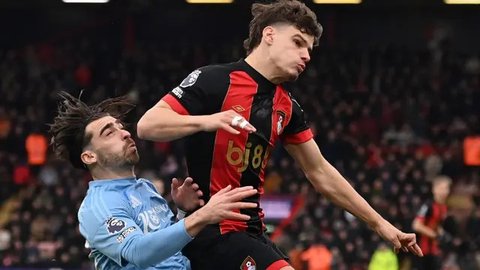 Pemain Liverpool, Mohamed Salah (kanan) berebut bola dengan pemain Bournemouth, Milos Kerkez dalam laga lanjutan Liga Inggris 2024/2025 di Vitality Stadium, Bournemouth, Inggris, Sabtu (02/02