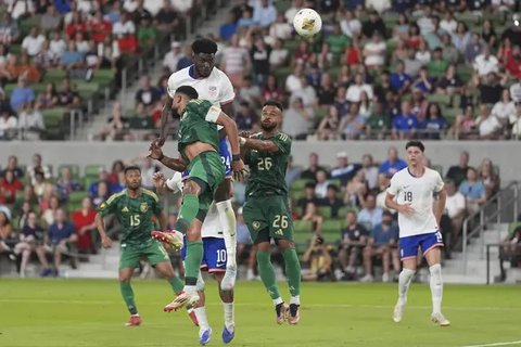 Pemain Timnas Indonesia, Rizki Ridho (kiri) berduel udara dengan pemain Arab Saudi, Saud Abdulhamid dan Faisal Al-Ghamdi pada laga lanjutan putaran ketiga Grup C Kualifikasi Piala Dunia 20