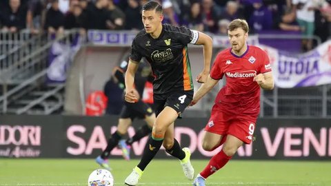 Pemain Venezia, Jay Idzes (kiri), menggiring bola melewati pemain Fiorentina dalam laga lanjutan Liga Italia 2024/2025 di Stadio Pier Luigi Penzo, Venezia, Italia, Senin (12/05/2025) waktu