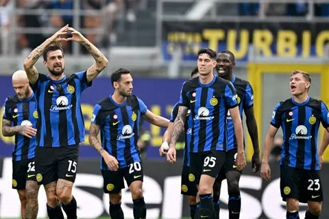 Pemain Inter Milan merayakan gol Francesco Acerbi saat melawan Bologna (AFP)