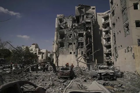 Sirene peringatan serangan udara berbunyi di beberapa wilayah setelah militer Israel melaporkan peluncuran rudal dari Iran. (AP/Leo Correa)