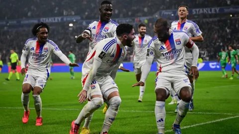 Pemain depan Lyon asal Prancis bernomor punggung 10, Alexandre Lacazette, merayakan golnya bersama rekan satu timnya selama pertandingan Liga Prancis antara Olympique Lyonnais (OL) dan AS
