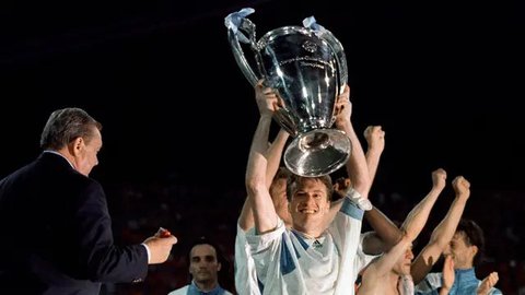 Deschamps memulai karier profesionalnya bersama Marseille dan menjuarai Ligue 1 pada 1991, 1992 serta Liga Champions pada 1993. Deschamps menjadi kapten termuda yang mengangkat trofi kala
