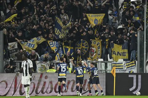 Pemain Parma merayakan gol ke gawang Juventus di depan para pendukungnya yang datang ke Allianz Stadium untuk melihat timnya bertanding pada laga giornata 10 Serie A Liga Italia, Kamis