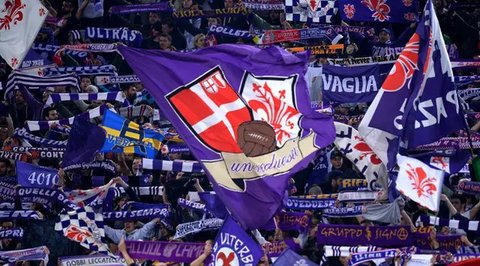 Suporter Fiorentina memberikan dukungan kepada tim kesayangan mereka pada leg kedua 16 besar Liga Europa di Stadio Olimpico, Roma, Italy (19/3/2015). AS Roma Kalah 0-3 atas Fiorentina. ( AFP