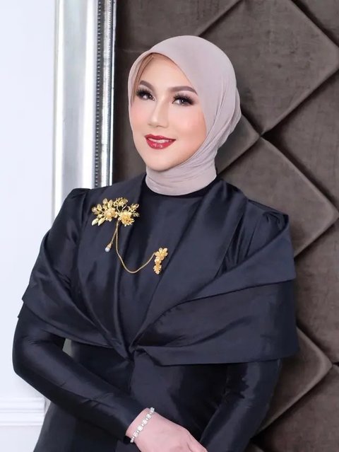 Inspirasi Dress Hitam Ala Marini Zumarnis dan Ariel Tatum(Instagram @asepelzibbranwedding)