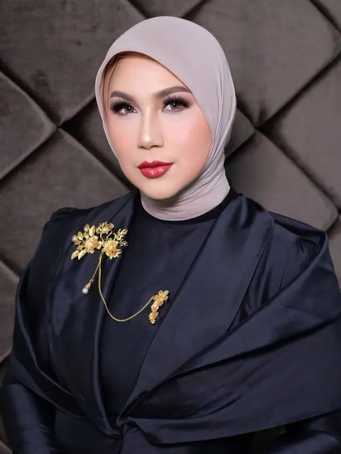 Inspirasi Dress Hitam Ala Marini Zumarnis dan Ariel Tatum(Instagram @asepelzibbranwedding)