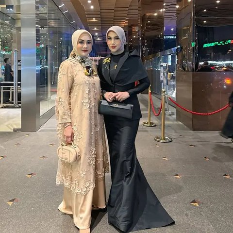 Inspirasi Dress Hitam Ala Marini Zumarnis dan Ariel Tatum(Instagram @marinizumarnisreal)