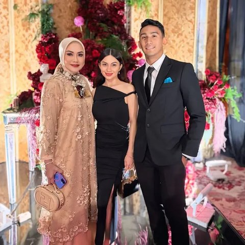 Inspirasi Dress Hitam Ala Marini Zumarnis dan Ariel Tatum(Instagram @marinizumarnisreal)