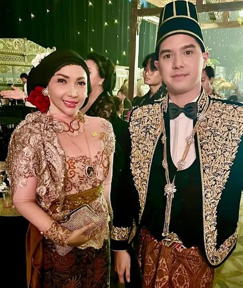 Potret Roro Fitria Kondangan di Acara Ngunduh Mantu Al/Instagram/@roro.fitria1989