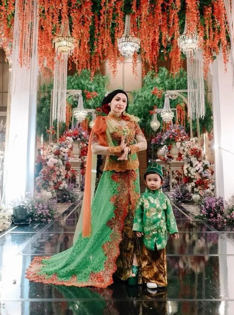 Model Kebaya dan Hijab Sanggul Roro Fitria/Instagram/@rf_gown