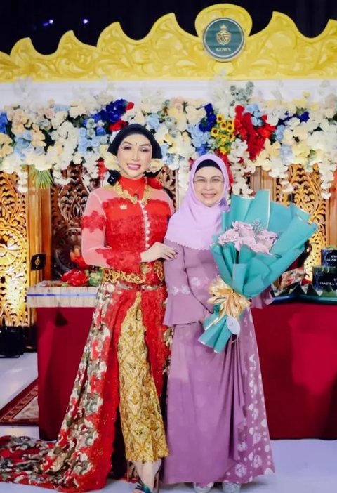 Model Kebaya dan Hijab Sanggul Roro Fitria/Instagram/@roro.fitria1989