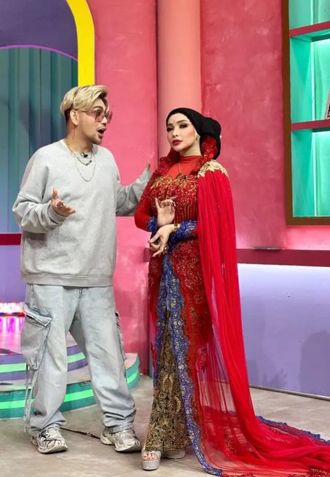Model Kebaya dan Hijab Sanggul Roro Fitria/Instagram/@carendelano