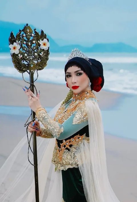 Model Kebaya dan Hijab Sanggul Roro Fitria/Instagram/@roro.fitria1989