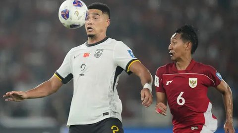 Jiang Guangtai dari China, kiri, berebut bola melawan Beckham Putra Nugraha dari Indonesia pada pertandingan kualifikasi grup C Asia Piala Dunia 2026 antara Indonesia danChina di Stadion