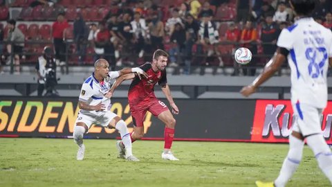 Pemain Persija Jakarta, Ramon Bueno (kanan), berusaha mengejar bola dibayangi pemain Arema FC, William Moreira, pada laga matchday kedua Grup B Piala Presiden 2024 di Stadion Kapten I Wayan