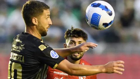 Luciano Guaycochea (kiri) dari Oriente Petrolero dan Hernan Rodriguez dari Royal Pari berebut bola selama pertandingan Bolivia putaran pertama Piala Sudamericana di stadion El Tahuichi di