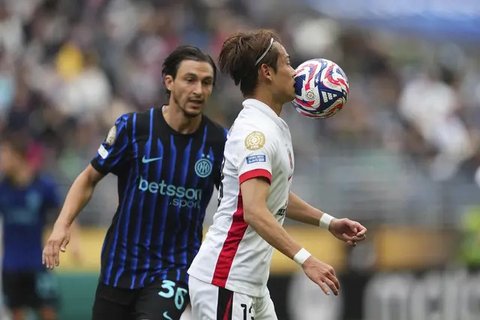 Matteo Darmian (kiri) dari Inter Milan dan Ryoma Watanabe dari Urawa Reds berduel dalam pertandingan Grup E Piala Dunia Antarklub antara Inter Milan dan Urawa Reds di Seattle, Sabtu, 21 Juni