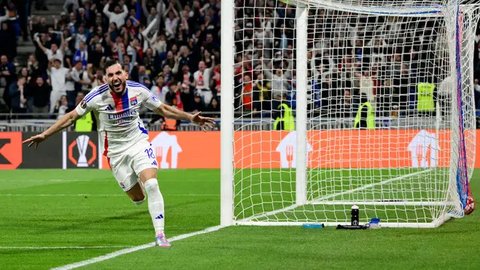 Pemain Lyon, Rayan Cherki merayakan gol penyeimbang 2-2 ke gawang Manchester United dalam laga leg 1 perempat final Liga Europa 2024/2025 di Parc Olympique Lyonnais Groupama stadium