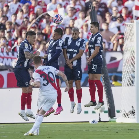 Franco Mastantuono dari River Plate mengambil tendangan bebasdalam pertandingan Grup E Piala Dunia Antarklub antara River Plate dan Monterrey di Pasadena, California, Sabtu, 21 Juni 2025