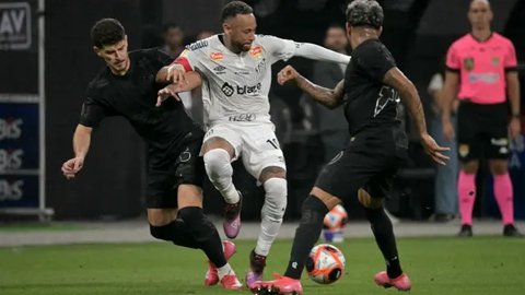 Penyerang Santos #10, Neymar (tengah), bek Corinthians #05, Andre Ramalho Silva (Kiri), dan gelandang Venezuela #70, Jose Martinez, berebut bola selama pertandingan Campeonato Paulista A1