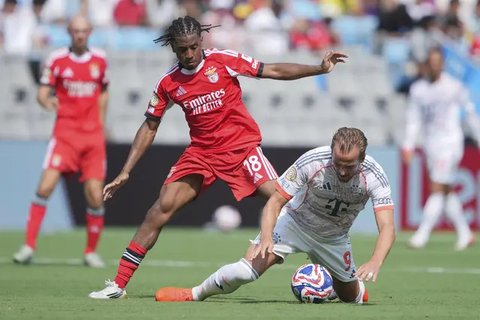 Harry Kane (Bayern Munchen) dan Leandro Barreiro (Benfica) mengejar bola dalam laga Club World Cup Grup C antara Benfica dan Bayern Munchen di Charlotte, North Carolina, 24 Juni 2025. (AP