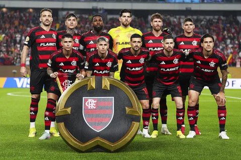 Para pemain Flamengo berpose untuk foto tim jelang pertandingan Grup D Piala Dunia Antarklub melawan Esperance de Tunis di Philadelphia, Senin, 16 Juni 2025. (AP Photo/Derik Hamilton)